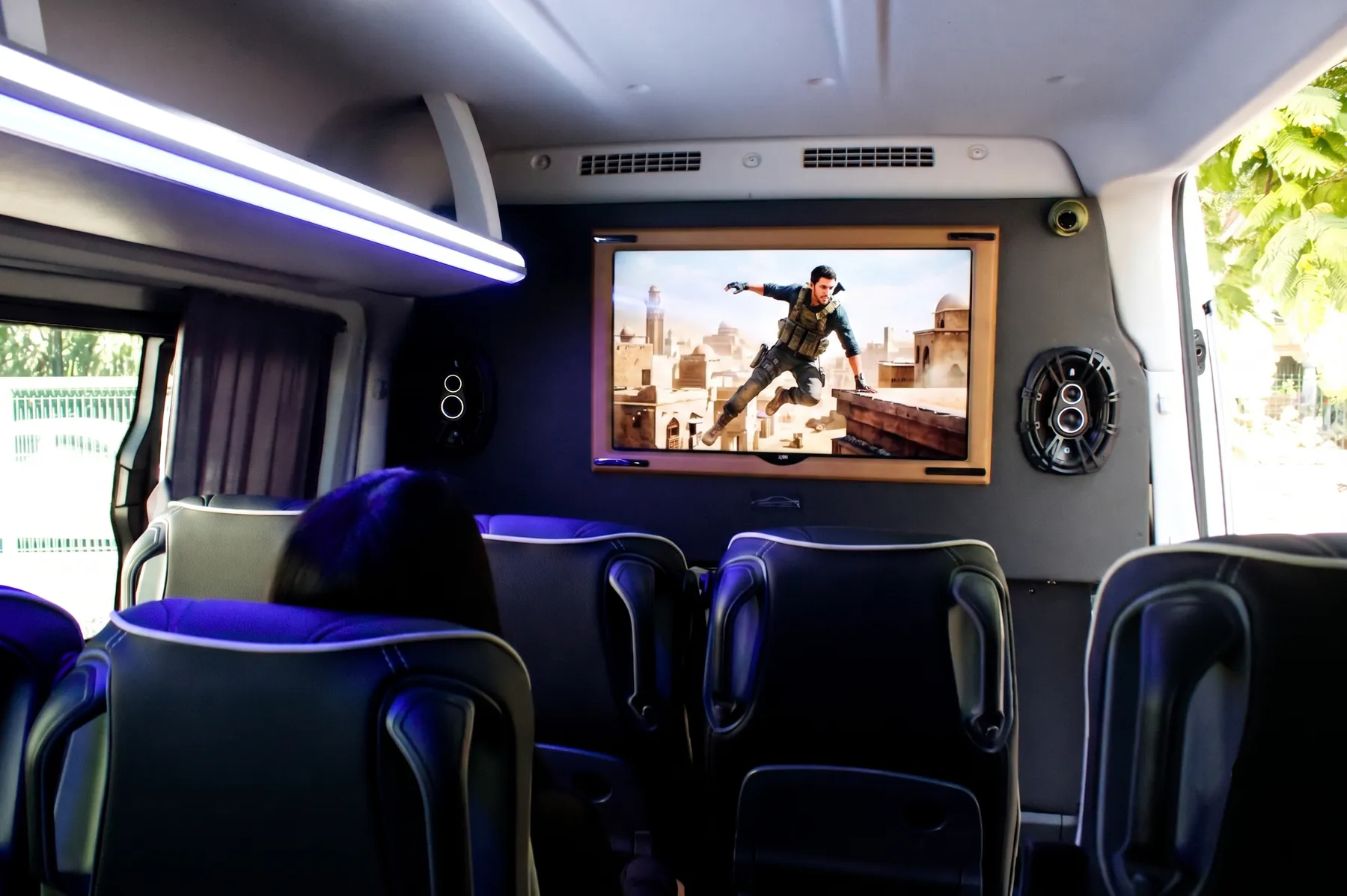 Interior Zitros con TV y sistema de sonido